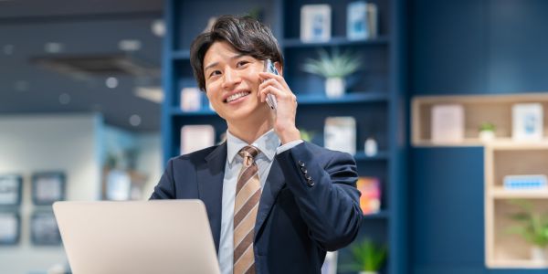 窓口業務を代行する営業サポート。問い合わせ対応を本部が担い、詳細なヒアリングまで完了した状態で加盟店へ引き継ぐ体制。外壁洗浄専門店WASHERS（ウォッシャーズ）として、お客様からの相談に誠実にお応えするプロフェッショナルな対応を表現。