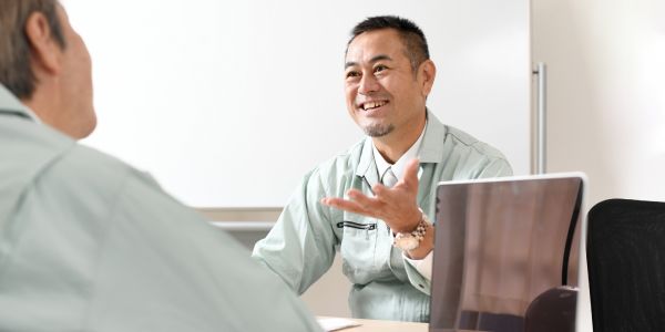 最新技術・情報の提供を行う定期ミーティング。開業後も外壁診断士同士で建物の汚れや洗浄方法に関する情報を共有。掃除の専門家として、診断の精度や施工品質を常に高め続けるWASHERS（ウォッシャーズ）のサポート体制。