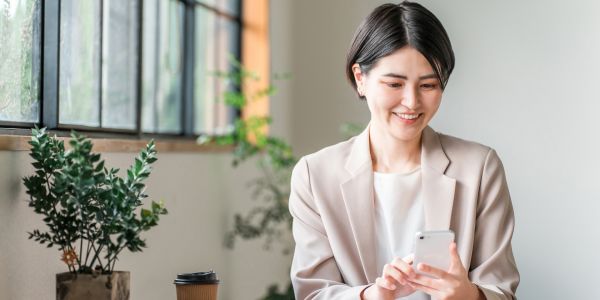 InstagramやYouTubeなどのSNS運用代行サービス。外壁洗浄の施工風景や診断の様子を定期的に発信し、Web集客の窓口を拡大。専門店の日常や誠実な掃除のプロセスを可視化し、地域のユーザーとの接点を強化する様子を紹介。