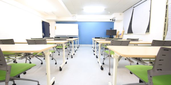 外壁洗浄専門店WASHERS（ウォッシャーズ）の研修プログラム。座学講習と試験の後、実際の現場にて薬剤の管理や洗浄技術を学ぶ様子。外壁診断士としての専門知識を深め、建物一軒一軒に最適な掃除を提供するための教育体制を表現。