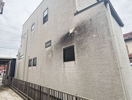 外壁洗浄専門店WASHERS（ウォッシャーズ）による、凹凸の多い窯業サイディングの掃除事例。建物診断に基づき、黒ずみの原因に合わせた薬剤を選択。外壁を傷めずに丁寧に洗浄し、建物を整えたビフォーアフターの施工実績を紹介。