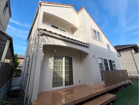 外壁洗浄専門店WASHERS（ウォッシャーズ）による、漆喰（しっくい）外壁の掃除事例。高圧洗浄で削れてしまった繊細な壁面を、外壁診断士が正しく診断。建物に負担をかけない独自薬剤を使用し、素材を傷めずに丁寧に汚れを落として整えた施工実績を紹介。