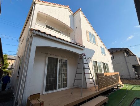 外壁洗浄専門店WASHERS（ウォッシャーズ）による、漆喰（しっくい）外壁の掃除事例。高圧洗浄で削れてしまった繊細な壁面を、外壁診断士が正しく診断。建物に負担をかけない独自薬剤を使用し、素材を傷めずに丁寧に汚れを落として整えた施工実績を紹介。