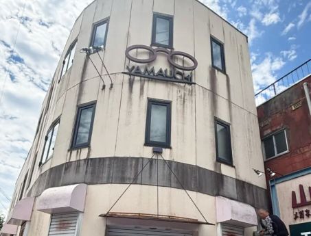 他社では落としきれなかった、長年の苔やカビが蓄積した3階建て建物の掃除事例。外壁診断士が汚れの層を分析し、外壁洗浄専門店WASHERS（ウォッシャーズ）の確かな技術力で根本から洗浄。診断に基づいた誠実なメンテナンスで、建物を清潔な状態へと導いた実績を表現。