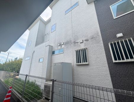 外壁洗浄専門店WASHERS（ウォッシャーズ）による、白系サイディングの排気ガス汚れの掃除事例。立地条件による頑固な汚れを外壁診断士が正しく診断し、建物に負担をかけない方法で洗浄。診断に基づいた誠実なメンテナンスで汚れを落とし、建物を整えた施工実績を紹介。