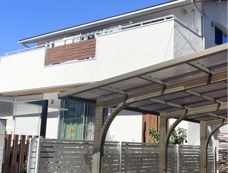 外壁洗浄専門店WASHERS（ウォッシャーズ）による、吸水性の高い「そとん壁」のカビ掃除事例。再塗装が難しい素材の特性を外壁診断士が考慮し、建物の状態を見極めて丁寧に洗浄。定期的な診断と掃除によって、建物を清潔に保つメンテナンスの実績を表現。