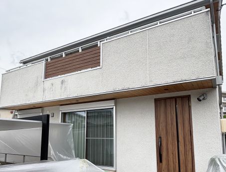 外壁洗浄専門店WASHERS（ウォッシャーズ）による、吸水性の高い「そとん壁」のカビ掃除事例。再塗装が難しい素材の特性を外壁診断士が考慮し、建物の状態を見極めて丁寧に洗浄。定期的な診断と掃除によって、建物を清潔に保つメンテナンスの実績を表現。