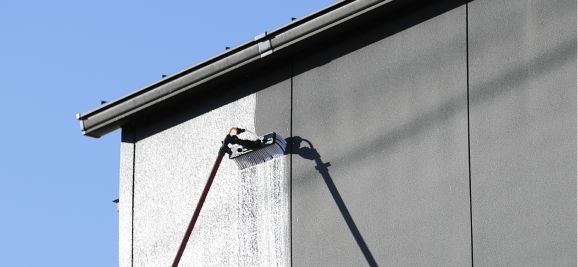 薬剤が外壁に浸透し、汚れがキレイになった様子