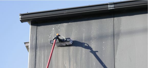 薬剤を使用した外壁洗浄を行っている風景
