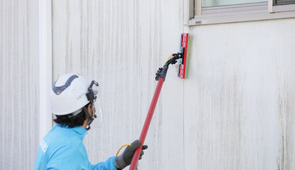 外壁洗浄をしている写真