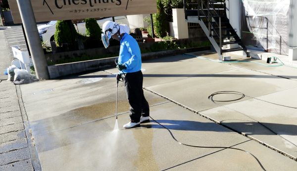 その他の場所の洗浄をしている写真