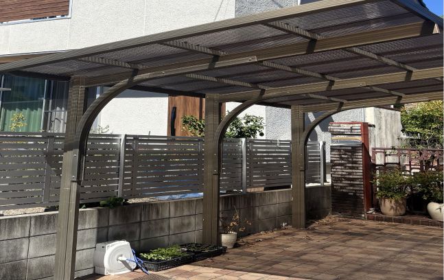 洗浄される前のカーポートの画像