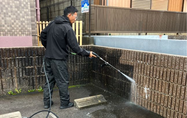 ウォッシャーズスタッフが外堀を洗浄している様子