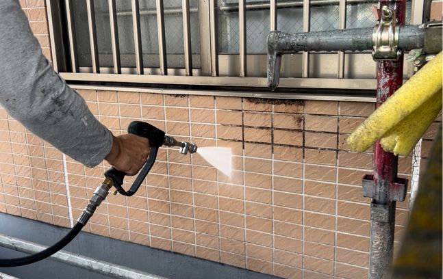 ウォッシャーズスタッフがタイルを洗浄している様子