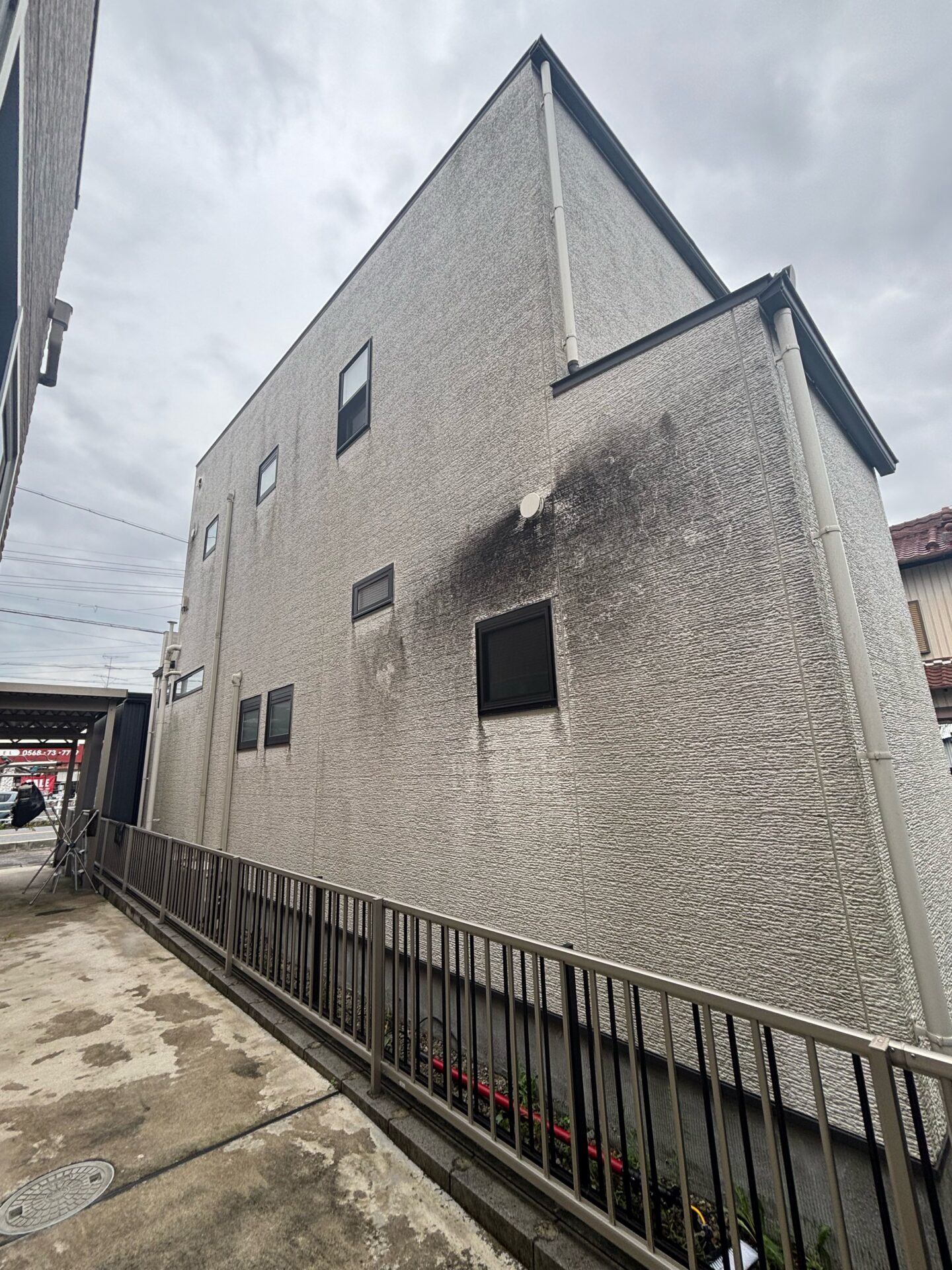 築10年窯業サイディング外壁の掃除前。換気扇周辺に蓄積した黒ずみやカビの診断事例。建物の湿気がこもりやすい環境が原因で発生した、通常の掃除では落ちない頑固な汚れを捉えた外壁洗浄前の状態。