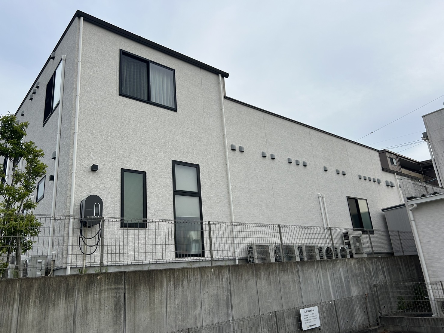 外壁洗浄専門店WASHERS（ウォッシャーズ）によるクリニック外壁の掃除後。建物診断から導き出した最適な薬剤で汚れを分解。誠実な対応で素材本来の白さを取り戻し、医療機関にふさわしい清潔な状態に整えた専門店の外壁洗浄実績。