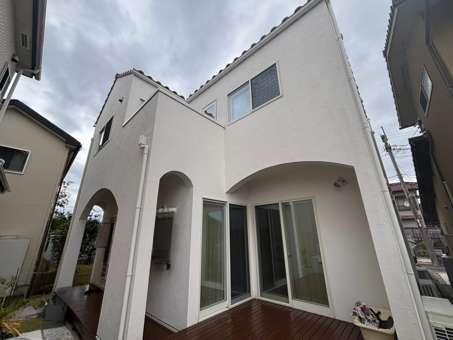 外壁洗浄専門店WASHERS（ウォッシャーズ）によるスペイン漆喰外壁の掃除後。建物診断に基づき、素材を傷めずコケを根元から浮かせた成果。本来の質感を損なうことなく、誠実な施工で清潔な白さを取り戻した専門店の外壁洗浄実績。