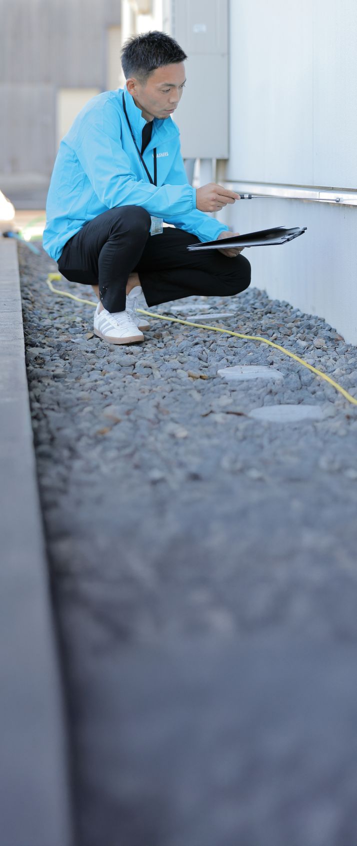 外壁診断士が外壁診断をしている写真