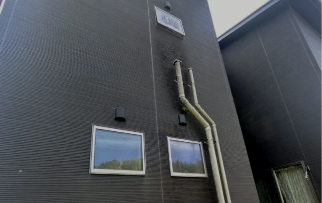 外壁洗浄専門店WASHERS（ウォッシャーズ）による、戸建て住宅の施工事例詳細。外壁診断士による事前の建物診断に基づき、外壁4面の掃除を行った実績を紹介。