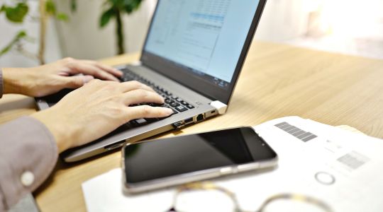 診断結果に基づいた誠実な対処方法の提案。外壁洗浄だけで十分か、あるいは塗装が必要か。建物の素材や耐用年数に合わせ、掃除の専門店WASHERS（ウォッシャーズ）が最適なメンテナンスプランを導き出すプロセスを象徴。