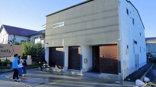 建物にやさしいメンテナンスの提案。お客様のライフスタイルや周囲の環境に配慮し、持続可能な方法で掃除を継続。外壁洗浄専門店WASHERS（ウォッシャーズ）が、過度な負担をかけずに建物を清潔に保つ姿勢を表現。