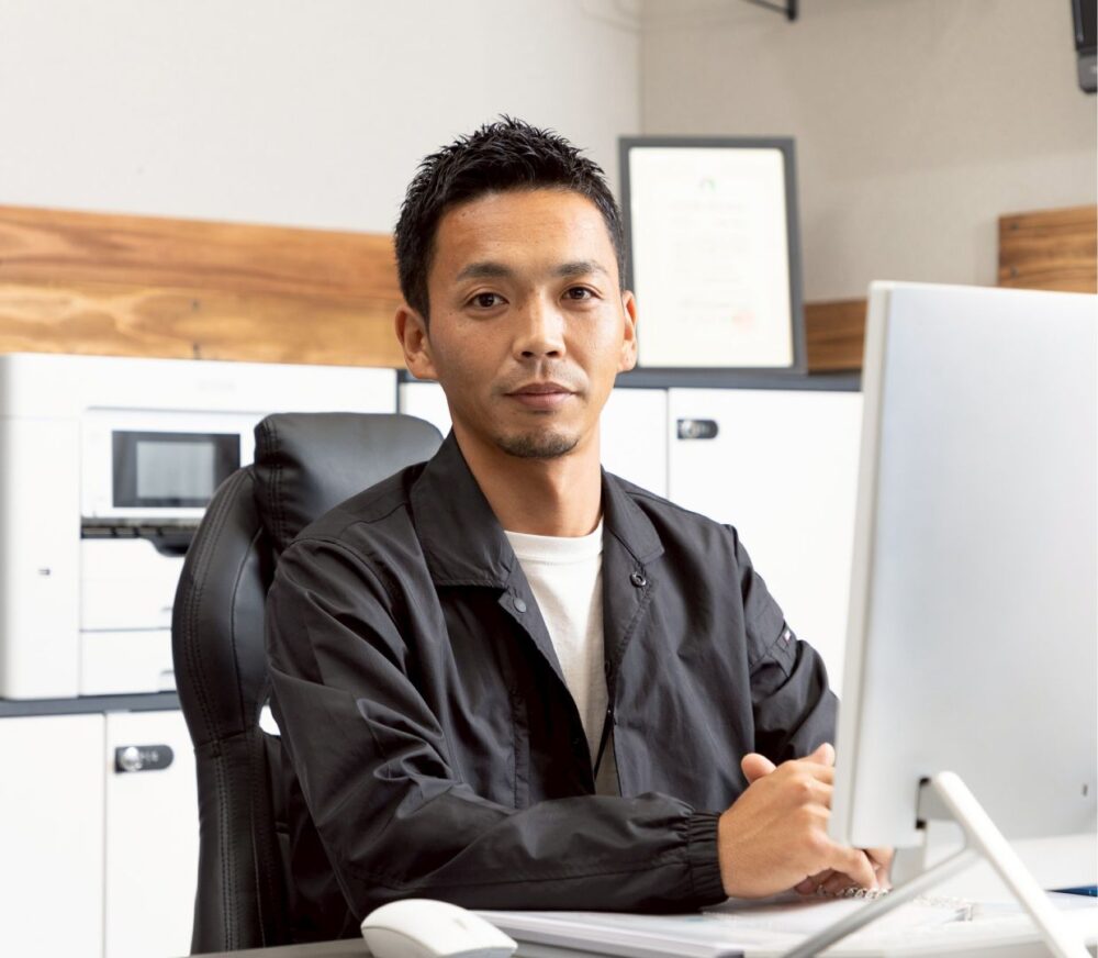 外壁洗浄専門店WASHERS名古屋の店長、小池 聡の様子。地域のホームドクターとして建物の状態を正しく診断し、誠実な掃除をお届けするプロの姿勢を表現。