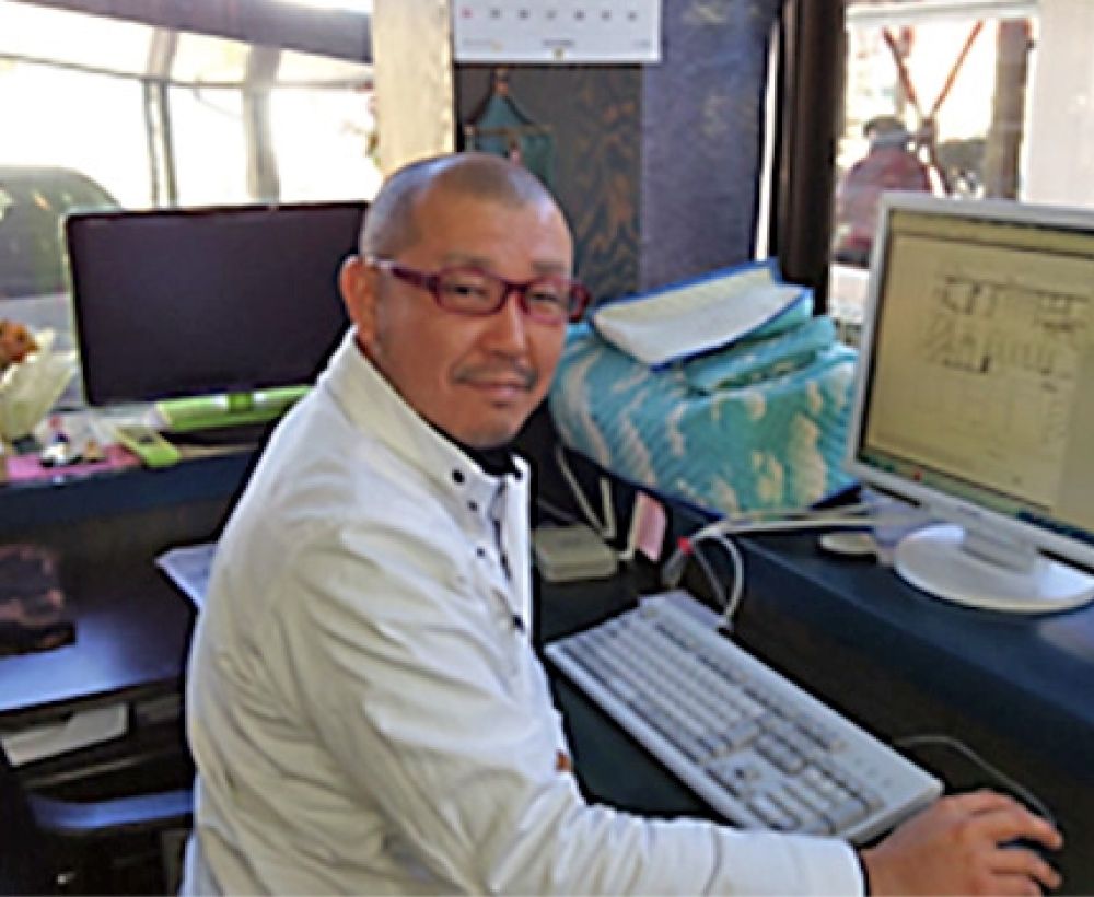 外壁洗浄専門店ウォッシャーズ岐阜の店長、石原　和成の様子。地域のホームドクターとして建物の状態を正しく診断し、誠実な掃除をお届けするプロの姿勢を表現。