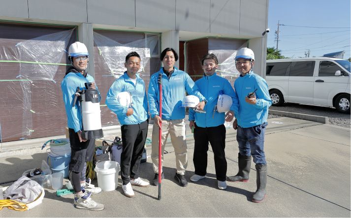 外壁洗浄専門店WASHERS名古屋のメインビジュアル。愛知県の住まいを、外壁を傷めない方法で掃除するメッセージ。外壁診断士による専門家診断、無料洗浄テストでの汚れ落ち確認、100日保証の安心材料とともに、プロスタッフの誠実な施工風景を紹介する画像1枚目。