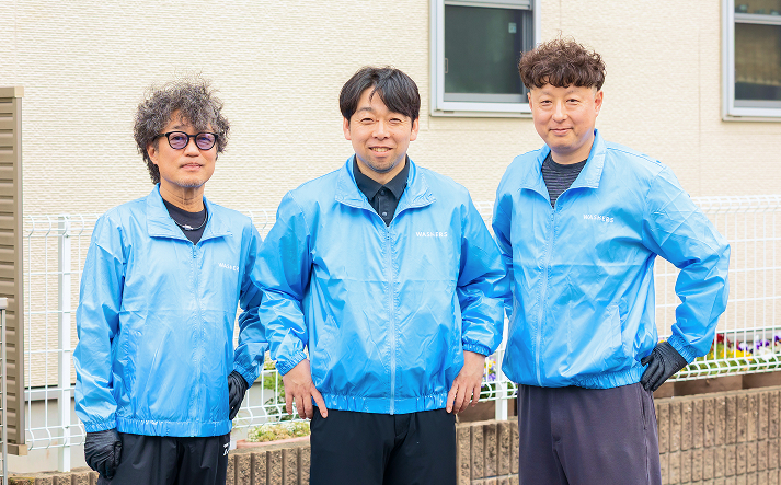 外壁洗浄専門店ウォッシャーズ宮城のメインビジュアル。宮城県の住まいを、外壁を傷めない方法で掃除するメッセージ。外壁診断士による専門家診断、無料洗浄テストでの汚れ落ち確認、100日保証の安心材料とともに、プロスタッフの誠実な施工風景を紹介する画像1枚目。
