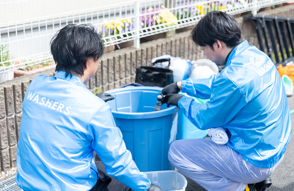 外壁洗浄専門店ウォッシャーズによる外回り総合診断。外壁塗装や防水工事の実績を持つ建築のプロとして、シーリングや雨だれの原因まで含め、建物を建築的な視点で正しく見極める診断のプロセスを表現。