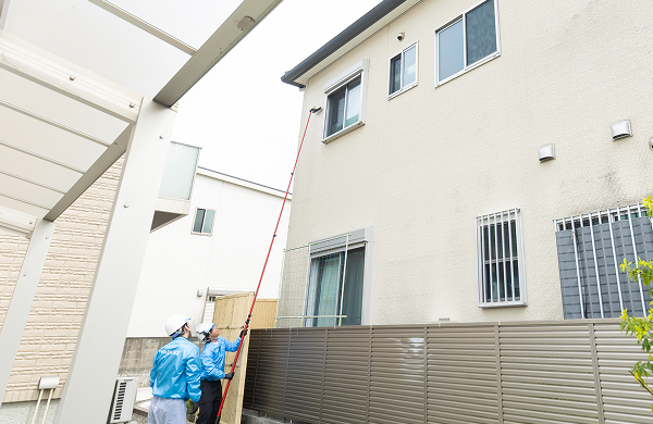 建築現場の管理ノウハウを活かした誠実な対応。水はね・音・薬剤への配慮や事前説明を徹底し、近隣との関係を損なわないよう配慮しながら建物の掃除を行うウォッシャーズの現場品質を紹介。
