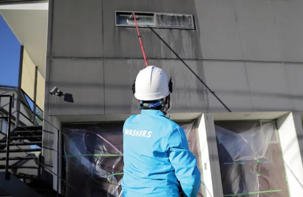 生活や営業への影響を抑える施工計画。足場を組まずに短期間で施工できるため、店舗や施設の稼働を妨げず、建物の使われ方を踏まえて効率的に掃除を行うウォッシャーズの工夫を紹介。