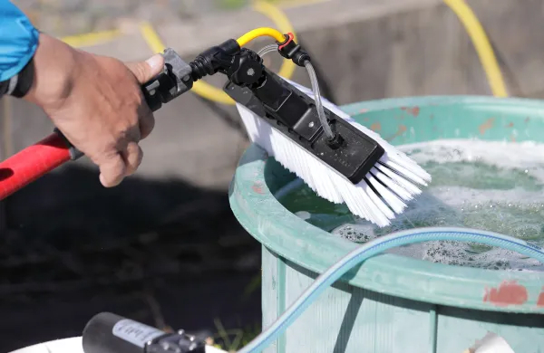 外壁材の特性を理解した、建築視点の薬剤洗浄。高圧洗浄による負荷を避け、建物の素材や劣化状況に合わせた独自開発の薬剤を選択。無理のない範囲で丁寧に汚れを落とす、建物に優しい掃除の仕組みを表現。