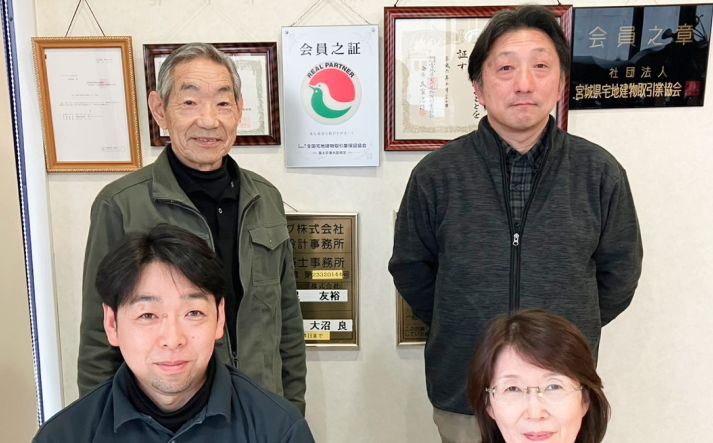 外壁洗浄専門店ウォッシャーズ宮城のメインビジュアル。宮城県の住まいを、外壁を傷めない方法で掃除するメッセージ。外壁診断士による専門家診断、無料洗浄テストでの汚れ落ち確認、100日保証の安心材料とともに、プロスタッフの誠実な施工風景を紹介する画像1枚目。