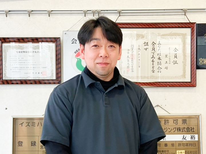 外壁洗浄専門店ウォッシャーズ宮城の店長、渡邊　拓也の様子。地域のホームドクターとして建物の状態を正しく診断し、誠実な掃除をお届けするプロの姿勢を表現。