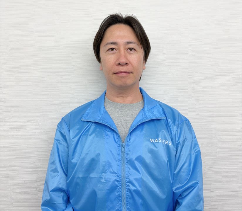 外壁洗浄専門店ウォッシャーズ千葉の店長、川原 俊作の様子。地域のホームドクターとして建物の状態を正しく診断し、誠実な掃除をお届けするプロの姿勢を表現。