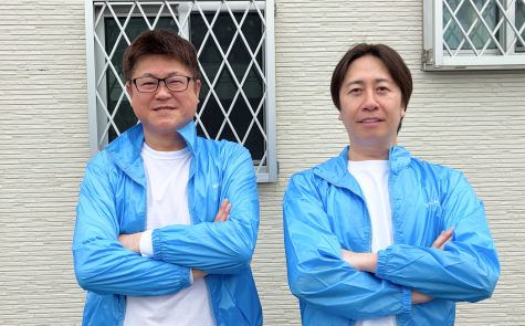 外壁洗浄専門店ウォッシャーズ千葉のメインビジュアル。千葉県の住まいを、外壁を傷めない方法で掃除するメッセージ。外壁診断士による専門家診断、無料洗浄テストでの汚れ落ち確認、100日保証の安心材料とともに、プロスタッフの誠実な施工風景を紹介する画像1枚目。