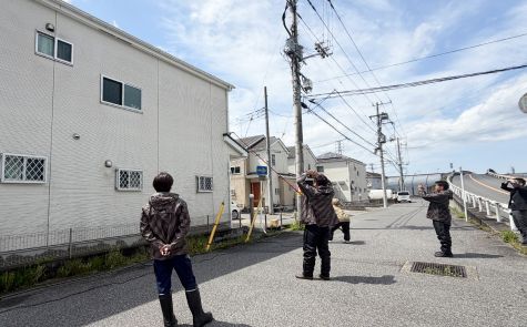 外壁洗浄専門店ウォッシャーズ千葉のメインビジュアル。千葉県の住まいを、外壁を傷めない方法で掃除するメッセージ。外壁診断士による専門家診断、無料洗浄テストでの汚れ落ち確認、100日保証の安心材料とともに、プロスタッフの誠実な施工風景を紹介する画像4枚目。