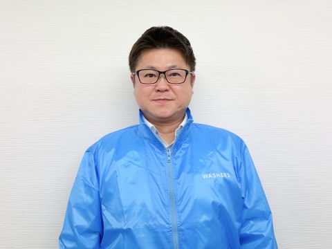 外壁洗浄専門店ウォッシャーズ千葉の外壁診断士　関　勝の顔写真。建築のプロとして一人ひとりの悩みに寄り添い、無理な提案はせず、建物の状態を見極めて最適な掃除を提案する専門家の表情を紹介。