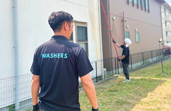 生活や営業への影響を抑える施工計画。足場を組まずに短期間で施工できるため、店舗や施設の稼働を妨げず、建物の使われ方を踏まえて効率的に掃除を行うウォッシャーズの工夫を紹介。