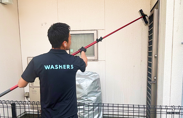 建築現場の管理ノウハウを活かした誠実な対応。水はね・音・薬剤への配慮や事前説明を徹底し、近隣との関係を損なわないよう配慮しながら建物の掃除を行うウォッシャーズの現場品質を紹介。