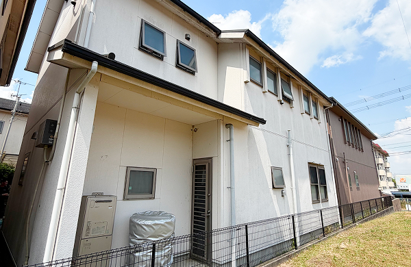 外壁洗浄専門店ウォッシャーズによる外回り総合診断。外壁塗装や防水工事の実績を持つ建築のプロとして、シーリングや雨だれの原因まで含め、建物を建築的な視点で正しく見極める診断のプロセスを表現。