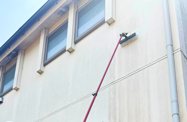 汚れの「原因」から考える外壁洗浄。単なる表面の掃除ではなく、建築の知見から汚れの発生要因や劣化の進行までを考慮し、建物の根本的な改善につながる洗浄を行う専門店の技術力を表現。