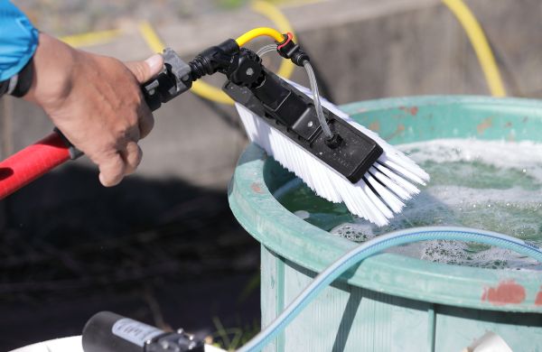 外壁材の特性を理解した、建築視点の薬剤洗浄。高圧洗浄による負荷を避け、建物の素材や劣化状況に合わせた独自開発の薬剤を選択。無理のない範囲で丁寧に汚れを落とす、建物に優しい掃除の仕組みを表現。
