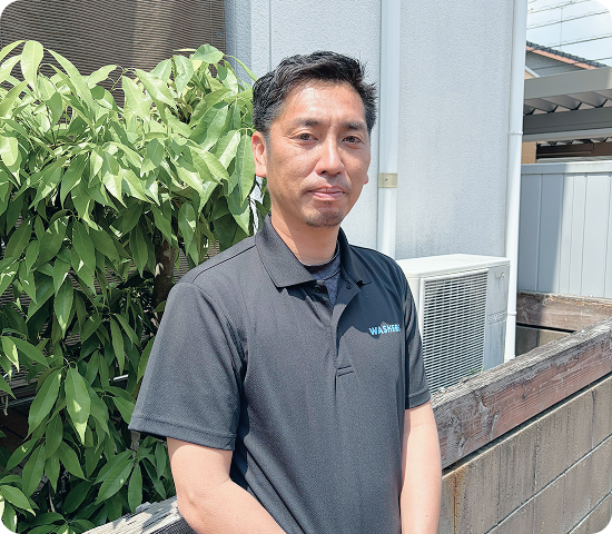 外壁洗浄専門店ウォッシャーズ島根の店長、高橋 広志の様子。地域のホームドクターとして建物の状態を正しく診断し、誠実な掃除をお届けするプロの姿勢を表現。