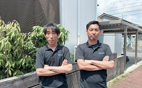 外壁洗浄専門店ウォッシャーズ島根のメインビジュアル。島根県の住まいを、外壁を傷めない方法で掃除するメッセージ。外壁診断士による専門家診断、無料洗浄テストでの汚れ落ち確認、100日保証の安心材料とともに、プロスタッフの誠実な施工風景を紹介する画像1枚目。