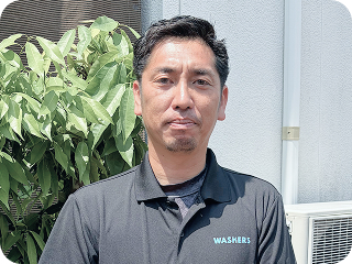 外壁洗浄専門店ウォッシャーズ島根の外壁診断士　高橋 広志の顔写真。建築のプロとして一人ひとりの悩みに寄り添い、無理な提案はせず、建物の状態を見極めて最適な掃除を提案する専門家の表情を紹介。