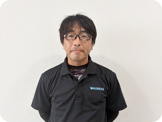 外壁洗浄専門店ウォッシャーズ長野の外壁診断士　宮崎 雅之の顔写真。建築のプロとして一人ひとりの悩みに寄り添い、無理な提案はせず、建物の状態を見極めて最適な掃除を提案する専門家の表情を紹介。