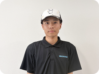 外壁洗浄専門店ウォッシャーズ長野の外壁診断士　阿部 雄青の顔写真。建築のプロとして一人ひとりの悩みに寄り添い、無理な提案はせず、建物の状態を見極めて最適な掃除を提案する専門家の表情を紹介。