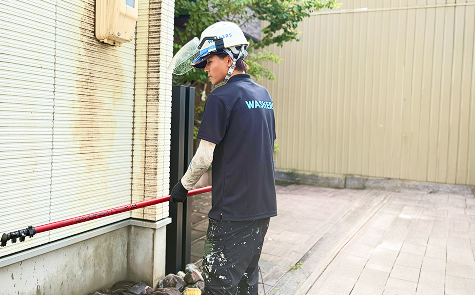 外壁洗浄専門店ウォッシャーズ長野のメインビジュアル。長野県の住まいを、外壁を傷めない方法で掃除するメッセージ。外壁診断士による専門家診断、無料洗浄テストでの汚れ落ち確認、100日保証の安心材料とともに、プロスタッフの誠実な施工風景を紹介する画像2枚目。